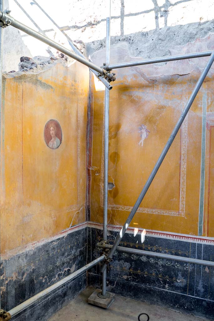 V.3, Pompeii. Casa del Giardino. October 2021. 
Room 3, north-east corner, with north wall, on left. Photo courtesy of Johannes Eber.
