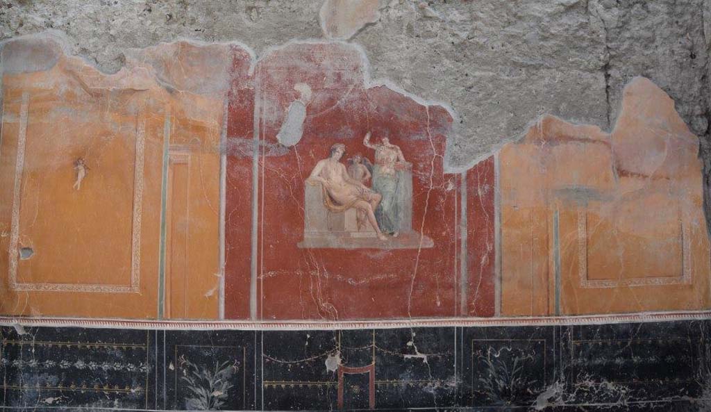 V.3 Pompeii. Casa del Giardino. October 2018. Ambiente 3, east wall. 
In one of the rooms it is decorated with large scenes, almost real megalographies. In one we recognize Venus with a male figure (perhaps Adonis or Paris) and with Eros.
In uno degli ambienti è decorato con scene di grandi dimensioni, quasi vere e proprie megalografie. In una si riconoscono Venere con una figura maschile (forse Adone o Paride) e con Eros.
Photograph © Parco Archeologico di Pompei.