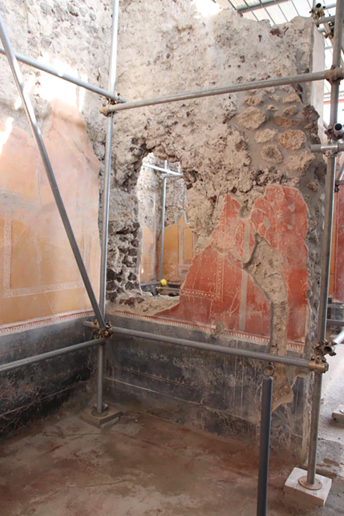 V.3 Pompeii. Casa del Giardino. October 2022. 
Room 3, south wall in south-east corner. Photo courtesy of Klaus Heese.