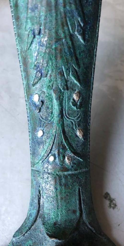 V.3 Pompeii. Casa del Giardino. 2018. Inset silver in bronze handle.
Argento incassato in maniglia in bronzo.
Photograph © Parco Archeologico di Pompei.