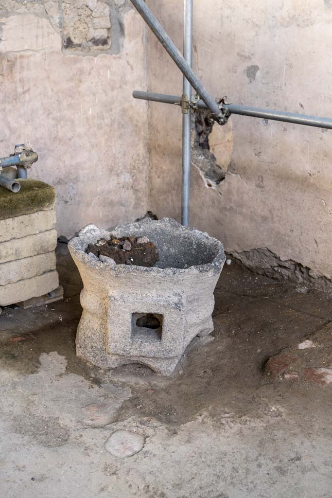 V.3 Pompeii. Casa del Giardino, October 2021. 
Room 5, detail of mill in south-west corner of atrium. Photo courtesy of Johannes Eber.