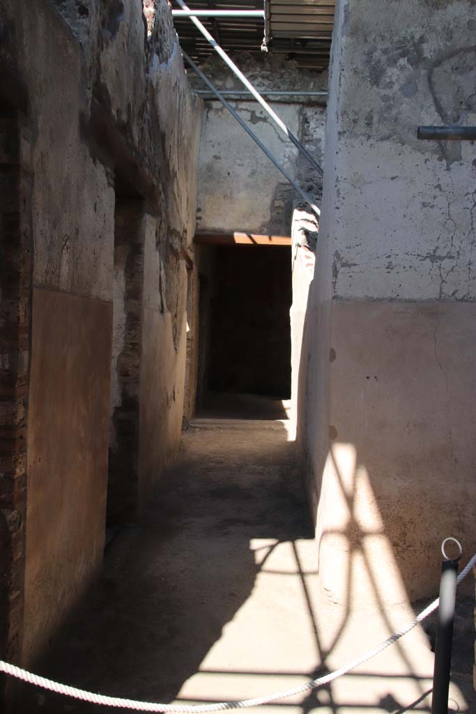 V.3 Pompeii. Casa del Giardino. September 2021.
Room 5, looking east towards north-east corner of atrium and corridor 9. 
The graffiti can be seen on the east atrium wall, on the right. Photo courtesy of Klaus Heese.