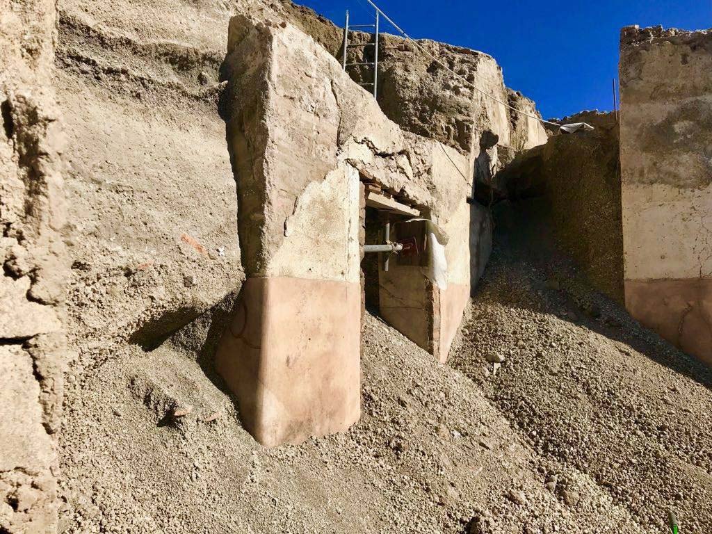 V.3 Pompeii. Casa del Giardino. October 2018. Ambiente 5, north end of atrium during excavations. The site of the charcoal inscription is at the top of the pink plaster on the east wall to the right.
Ambiente 5, estremità nord dell'atrio durante gli scavi.
Il sito dell'iscrizione a carbone è nella parte superiore dell'intonaco rosa sulla parete est a destra.
Photograph © Parco Archeologico di Pompei.