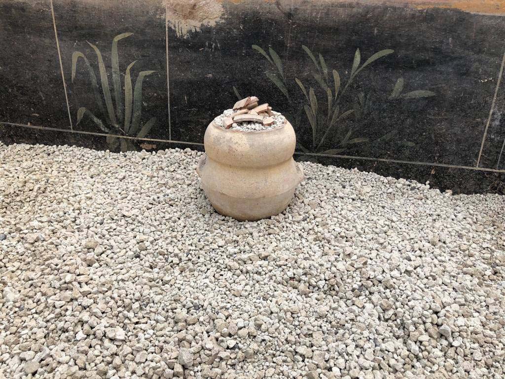 V.3 Pompeii. Casa del Giardino. 2018. Terracotta vessel with broken rim, found in the portico.
Vaso di terracotta con bordo rotto, trovato nel portico.
Photograph © Parco Archeologico di Pompei.