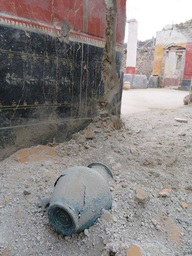 V.3 Pompeii. Casa del Giardino. 2018. View of portico 10 from ambiente 3. A bronze jug is on the floor of ambiente 3.
Vista di portico 10 dall'ambiente 3. Una brocca di bronzo è sul pavimento dell'ambiente 3.
Photograph © Parco Archeologico di Pompei.