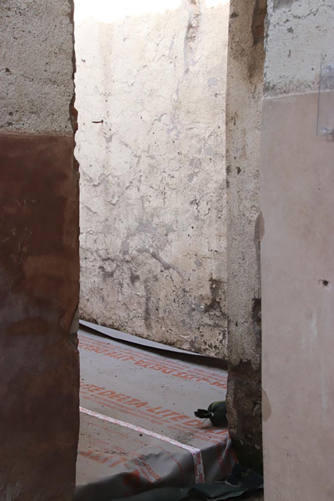V.3 Pompeii. Casa del Giardino. October 2022. 
Room 12, looking through doorway. Photo courtesy of Klaus Heese.