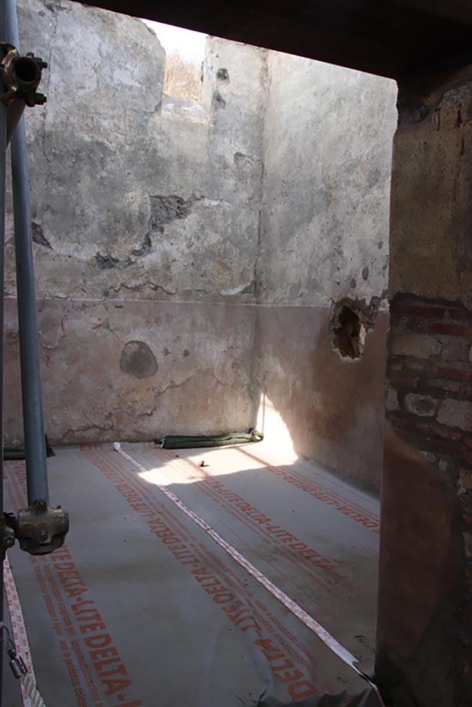 V.3 Pompeii. Casa del Giardino. October 2022. 
Room 14, looking north through doorway. Photo courtesy of Klaus Heese.
