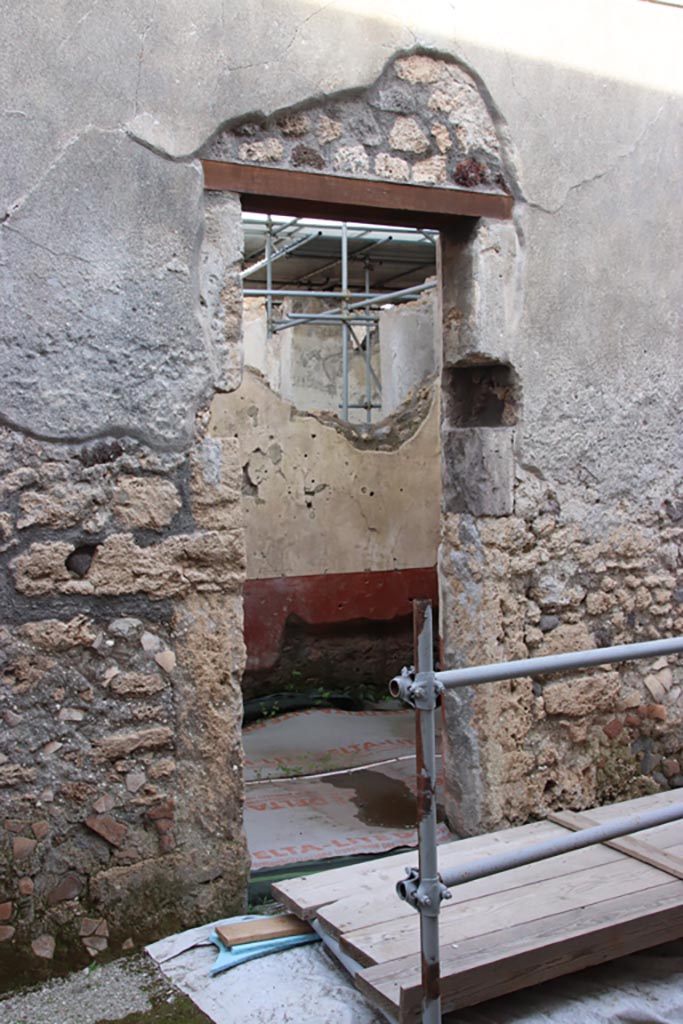 Vicolo dei Balconi, east side, Pompeii. October 2022. 
Doorway into room 15 of Casa del Giardino. Photo courtesy of Klaus Heese.