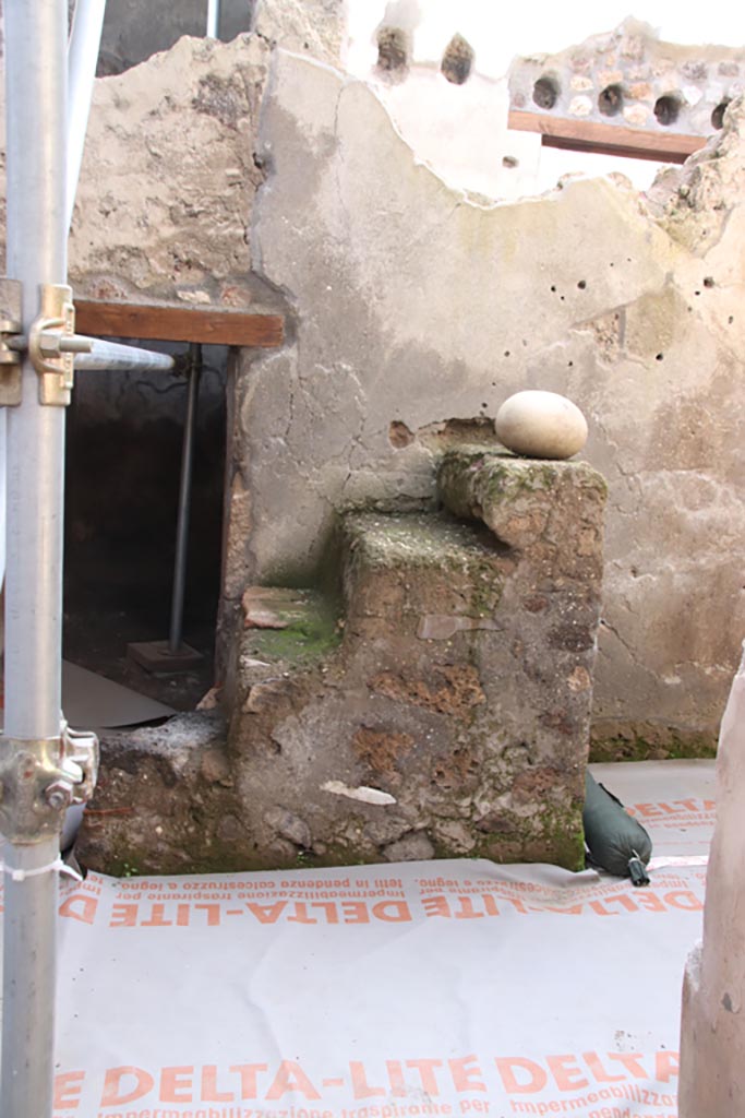 V.3 Pompeii. Casa del Giardino. October 2022. 
Looking west through doorway into room 17, with steps to upper floor, and doorway into room 16.
Photo courtesy of Klaus Heese.