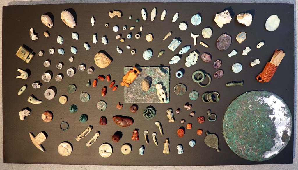 V.3 Pompeii. Casa del Giardino. February 2021. Amulets and gems on display in Antiquarium, VIII.1.4. 
Photo courtesy of Fabien Bièvre-Perrin (CC BY-NC-SA).