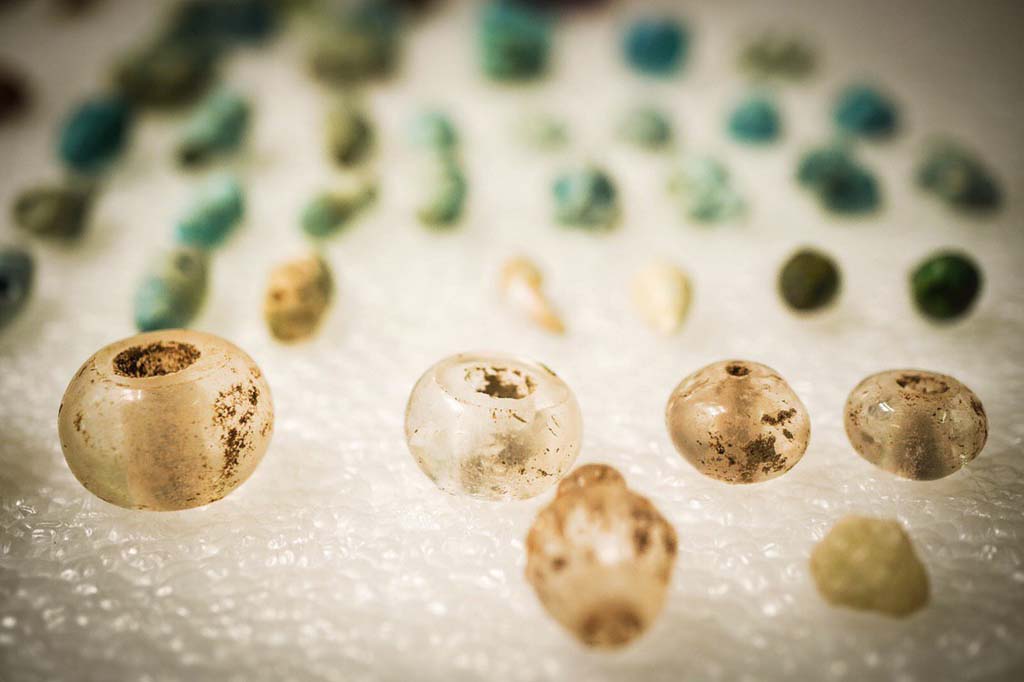 V.3 Pompeii. Casa del Giardino. August 2019. In the foreground delicate cabochon glass.
In primo piano delicati vetri cabochon.
Photograph © Cesare Abbate/ANSA courtesy Parco Archeologico di Pompei.