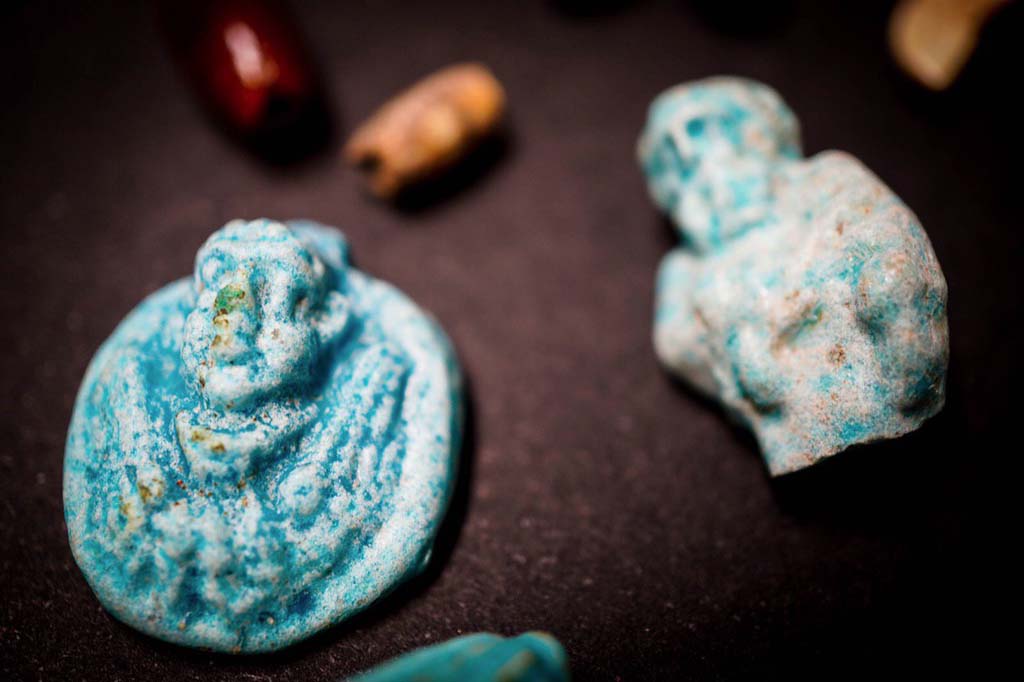 V.3 Pompeii. Casa del Giardino. August 2019. Amulets with figures.
Amuleti con figure.
Photograph © Cesare Abbate/ANSA courtesy Parco Archeologico di Pompei.