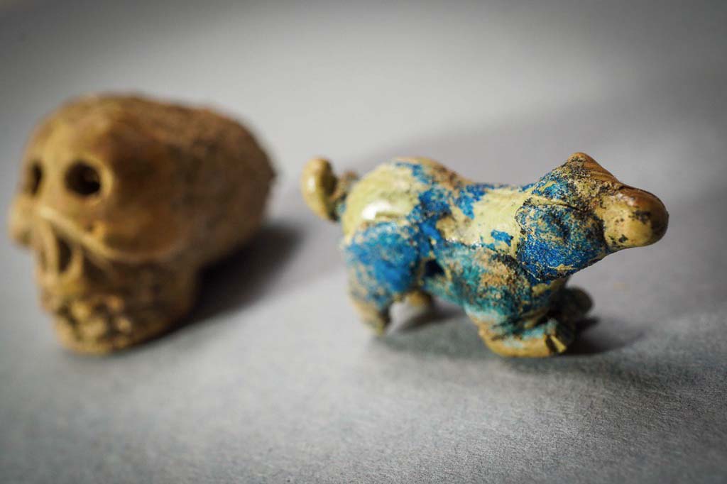 V.3 Pompeii. Casa del Giardino. August 2019. Small animal amulet.
Piccolo amuleto animale.
Photograph © Cesare Abbate/ANSA courtesy Parco Archeologico di Pompei.