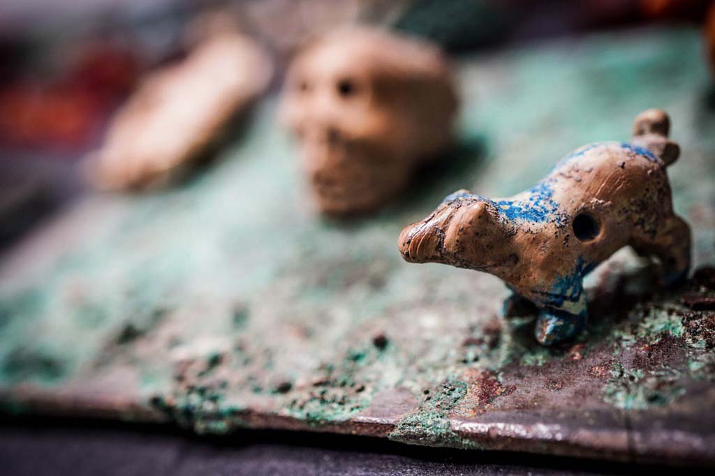 V.3 Pompeii. Casa del Giardino. August 2019. Animal amulet.
Amuleto animale.
Photograph © Cesare Abbate/ANSA courtesy Parco Archeologico di Pompei.