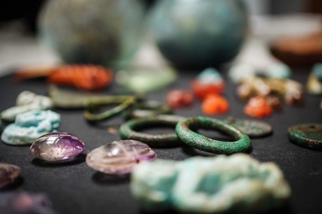 V.3 Pompeii. Casa del Giardino. August 2019. In the foreground scarab beetles in amethyst.
In primo piano gli scarabei in ametista.
Photograph © Cesare Abbate/ANSA courtesy Parco Archeologico di Pompei.