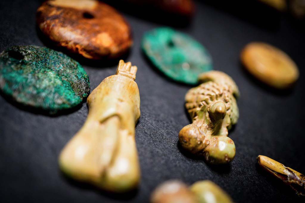 V.3 Pompeii. Casa del Giardino. August 2019. Some of the bone, amber and turquoise objects found.
Alcune degli oggetti ritrovati in osso, ambra e turchese.
Photograph © Cesare Abbate/ANSA courtesy Parco Archeologico di Pompei.