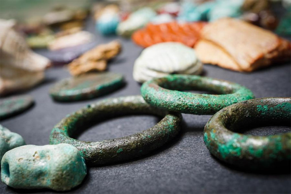 V.3 Pompeii. Casa del Giardino. August 2019. Bronze bracelets and other jewellery.
Bracciali in bronzo ed altri monili.
Photograph © Cesare Abbate/ANSA courtesy Parco Archeologico di Pompei.