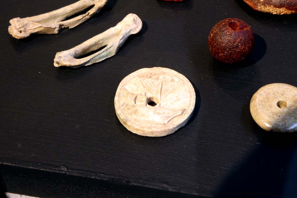 V.3 Pompeii. Casa del Giardino. February 2021. Items found, now on display in Antiquarium. 
Photo courtesy of Fabien Bièvre-Perrin (CC BY-NC-SA).