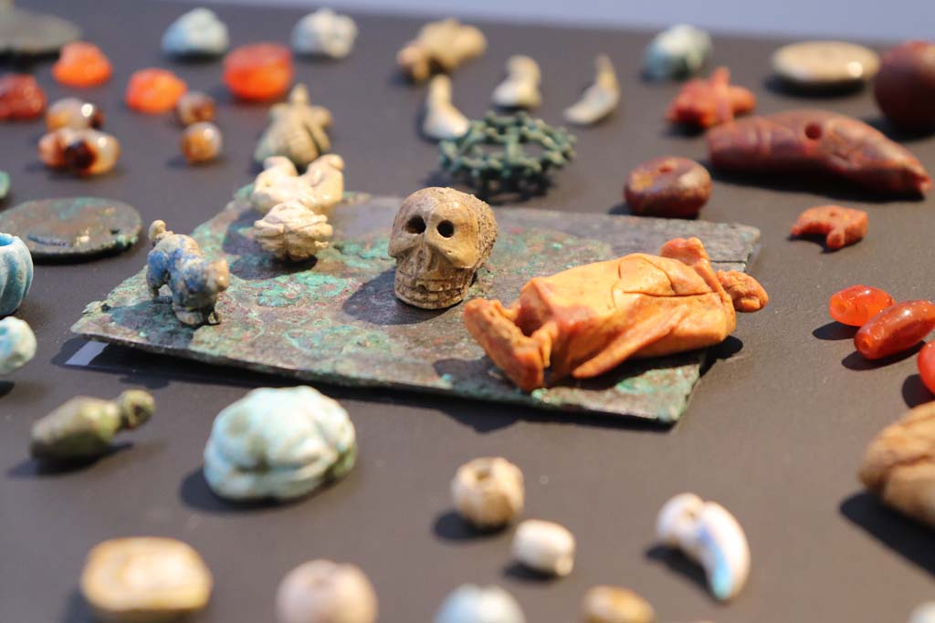 V.3 Pompeii. Casa del Giardino. February 2021. Items found, now on display in Antiquarium. 
Photo courtesy of Fabien Bièvre-Perrin (CC BY-NC-SA).