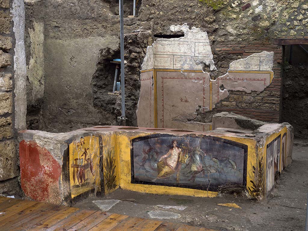V.3 Pompeii, Thermopolium with painting of nereid. December 2020. Fully excavated thermopolium.
V.3 Pompei, Termopolio con dipinto di nereide e anfore. Dicembre 2020. Termopolio completamente scavato.
Photo by Luigi Spina courtesy of Parco Archeologico di Pompei.