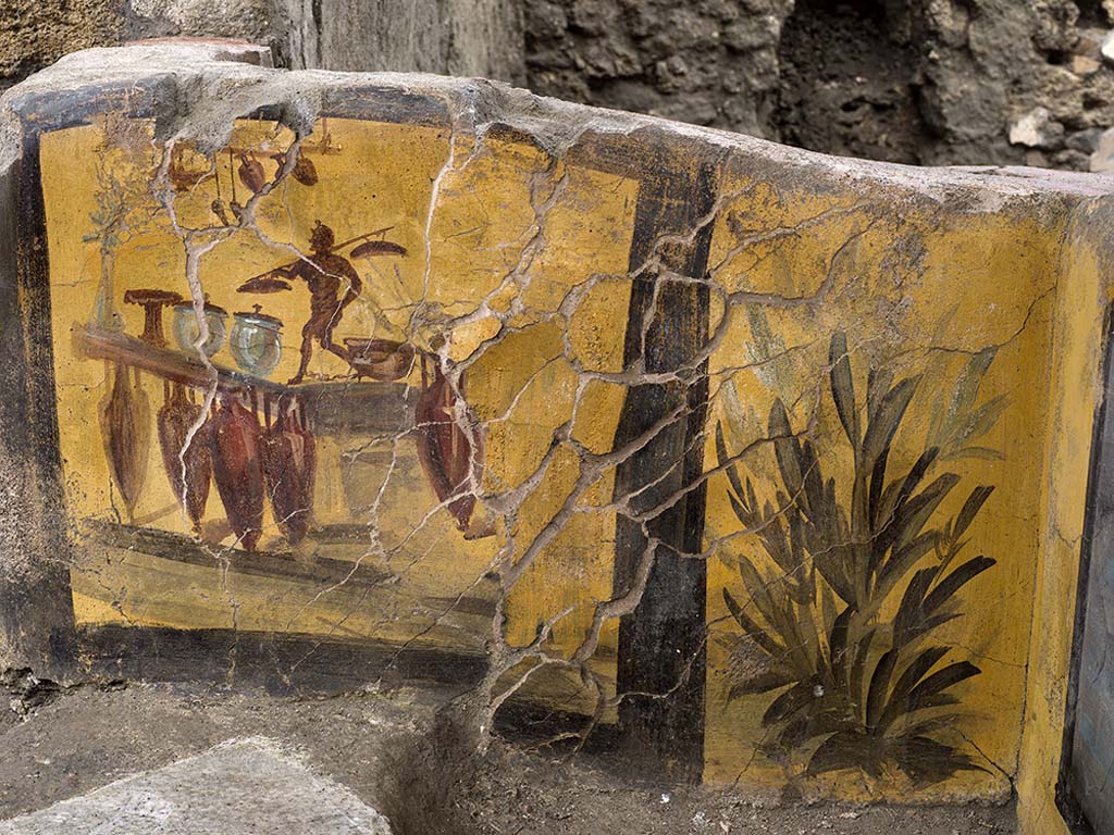 V.3 Pompeii, Thermopolium with painting of nereid. December 2020.
The shorter side features an illustration which is probably of the shop itself, like a kind of trademark. 
It was not by chance that the discovery during the excavation of amphorae, located in front of the counter, reflected the painted image.
V.3 Pompei, Termopolio con dipinto di nereide e anfore. Dicembre 2020.
Sul lato più corto e l'illustrazione, probabilmente della bottega stessa alla stregua di un'insegna commerciale. 
Il ritrovamento, al momento dello scavo, di anfore poste davanti al bancone rifletteva non a caso l'immagine dipinta.
Photo by Luigi Spina courtesy of Parco Archeologico di Pompei.
