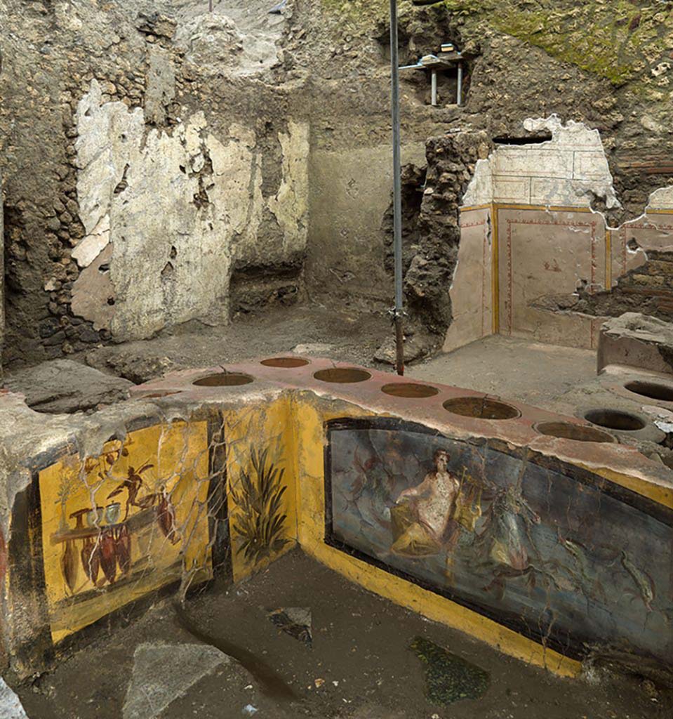 V.3 Pompeii, Thermopolium with painting of nereid. December 2020. Looking towards south-east corner with bed niche.
V.3 Pompei, Termopolio con dipinto di nereide e anfore. Dicembre 2020. Guardando verso l'angolo sud-est con nicchia letto.
Photo by Luigi Spina courtesy of Parco Archeologico di Pompei.