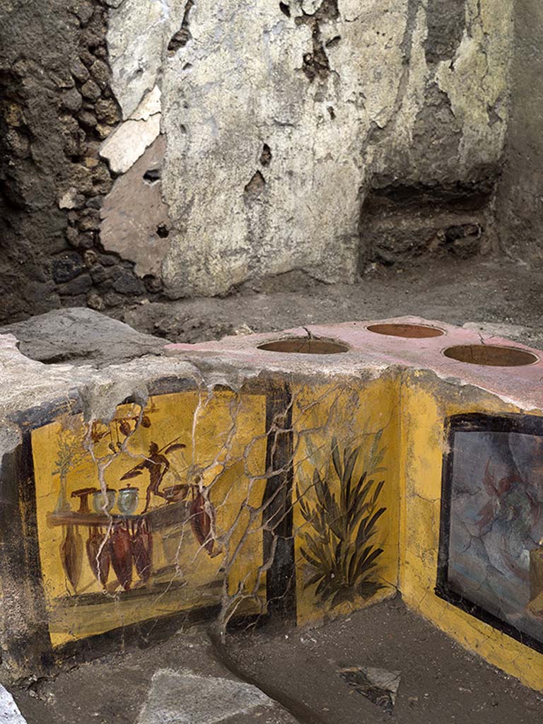 V.3 Pompeii, Thermopolium with painting of nereid. December 2020. Bed niche in white plastered wall of rear room.
V.3 Pompei, Termopolio con dipinto di nereide e anfore. Dicembre 2020. Nicchia del letto in parete intonacata bianca della stanza posteriore.
Photo by Luigi Spina courtesy of Parco Archeologico di Pompei.