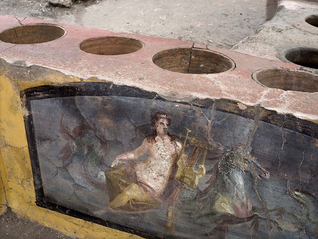 V.3 Pompeii, Thermopolium with painting of nereid. December 2020. Dolia embedded in the front part of the counter.
V.3 Pompei, Termopolio con dipinto di nereide e anfore. Dicembre 2020. Dolia incorporata nella parte anteriore del bancone.
Photo by Luigi Spina courtesy of Parco Archeologico di Pompei.