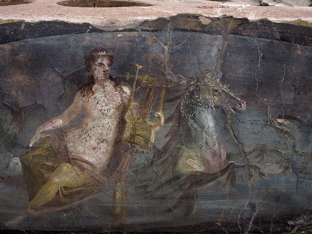 V.3 Pompeii, Thermopolium with painting of nereid. December 2020. On the front of the counter is the image of a Nereid on a horse in a marine environment.
V.3 Pompei, Termopolio con dipinto di nereide e anfore. Dicembre 2020. Sul fronte, l'immagine di una Nereide a cavallo in ambiente marino.
Photo by Luigi Spina courtesy of Parco Archeologico di Pompei.