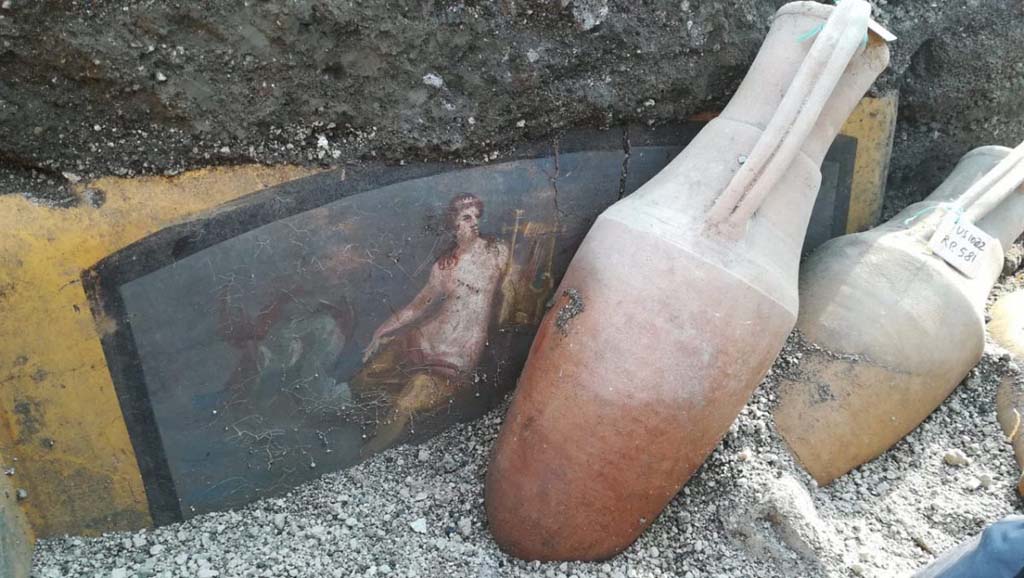V.3 Pompeii. March 2019. Thermopolium at the crossroads between Vicolo delle Nozze d’Argento and Vicolo dei Balconi. 
Amphorae located in front of the painting of a Nereid on the counter, during excavation.
V.3 Pompei. Marzo 2019. Termopolio all'incrocio tra il Vicolo delle Nozze d'Argento e il Vicolo dei Balconi.
Anfore situate di fronte al dipinto di una Nereide sul bancone, durante gli scavi.
Photograph © of Parco Archeologico di Pompei.