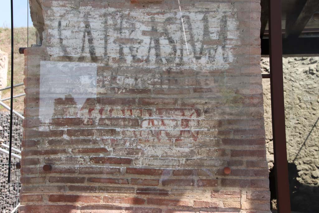 V.3 Pompeii, Thermopolium with painting of nereid. September 2021.
Looking east to painted graffiti on north side of entrance doorway in Vicolo dei Balconi. Photo courtesy of Klaus Heese.