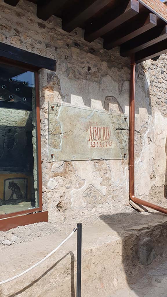 V.3, Pompeii. August 2021. 
South side of entrance doorway on Vicolo dei Balconi with painted graffiti.
Foto Annette Haug, ERC Grant 681269 DÉCOR.