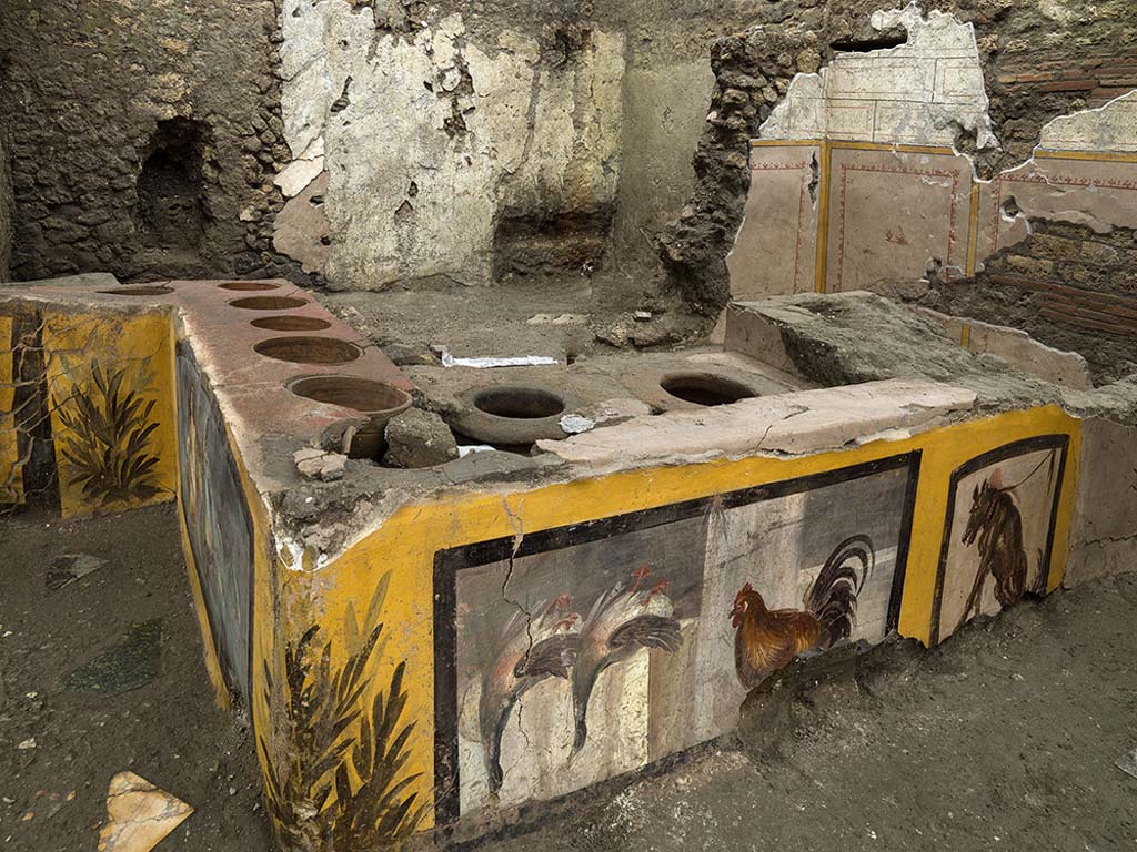 V.3 Pompeii, Thermopolium with painting of nereid. December 2020. Looking across the counter and rooms from the entrance on vicolo dei Balconi.
V.3 Pompei, Termopolio con dipinto di nereide e anfore. Dicembre 2020. Guardando dall'altra parte del bancone e camere dall'ingresso su vicolo dei Balconi.
Photo by Luigi Spina courtesy of Parco Archeologico di Pompei.