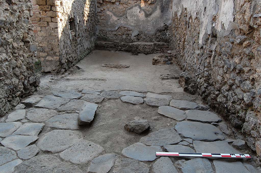 Fig. 6 - Pompéi Pistrina. Boulangerie V 4, 1-2. Salle de préparation des pâtons (vu de l’est).
Dallage pour un possible pétrin et pieds de tables maçonnés utilisés pour le façonnage.
Cliché S. Aho / EFR.