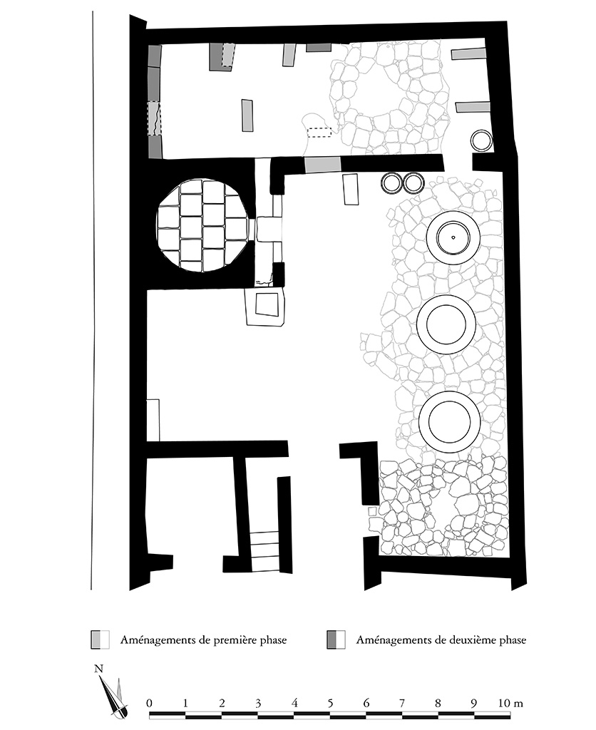 Fig. 7 - Pompéi Pistrina. Boulangerie V 4, 1 2. Relevé des aménagements afférents à la boulangerie et proposition d’évolution.
Relevé : V. Lallet, F. Fouriaux, S. Aho, N. Morand ; DAO : N.M. ; échelle : 1/100.