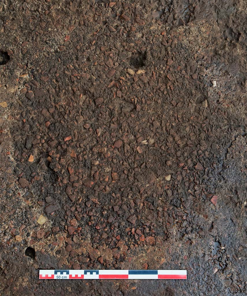 Fig. 8 – Pompéi, boulangerie V 4, 1-2 – détail du rebouchage de l’emplacement du pétrin.
Cliché : S. Aho / EFR.