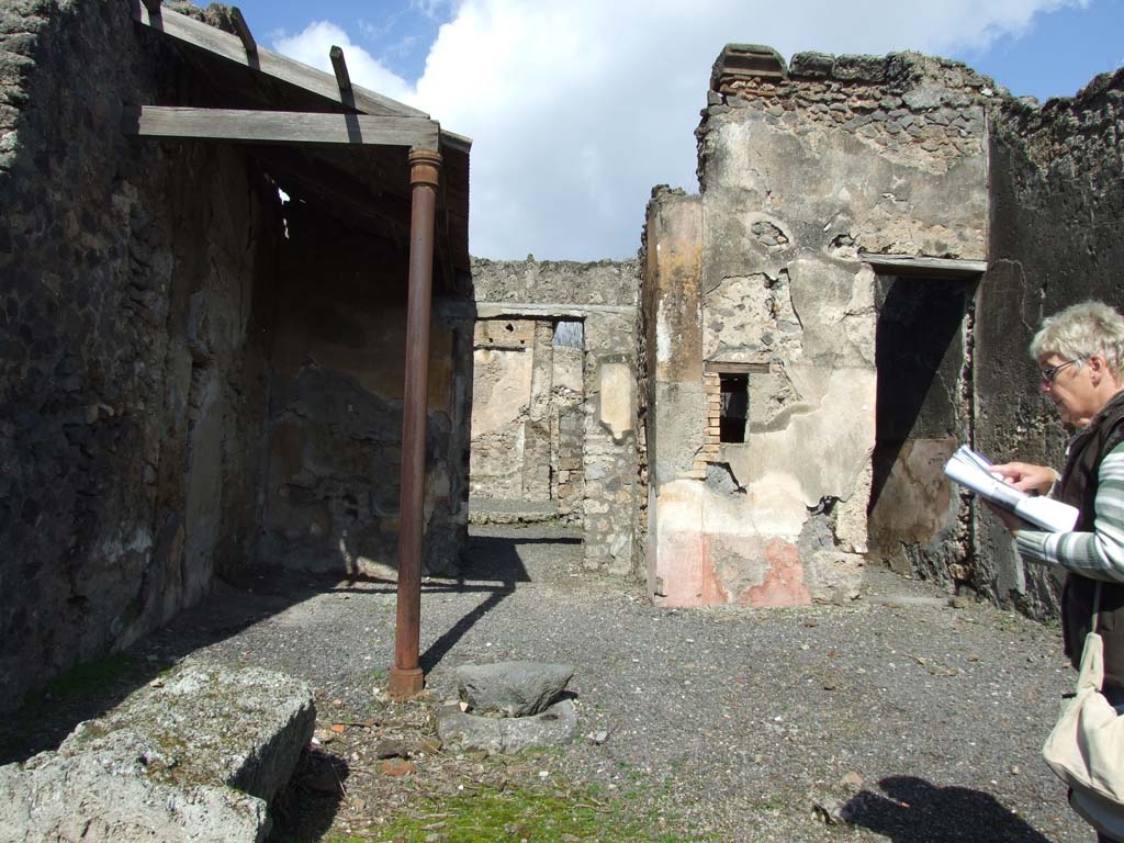 V.4.3 Pompeii. March 2009. Looking north across atrium.
Objects found near the east wall of the atrium can be read in Notizie degli Scavi di Antichità, 1899, (p.144)