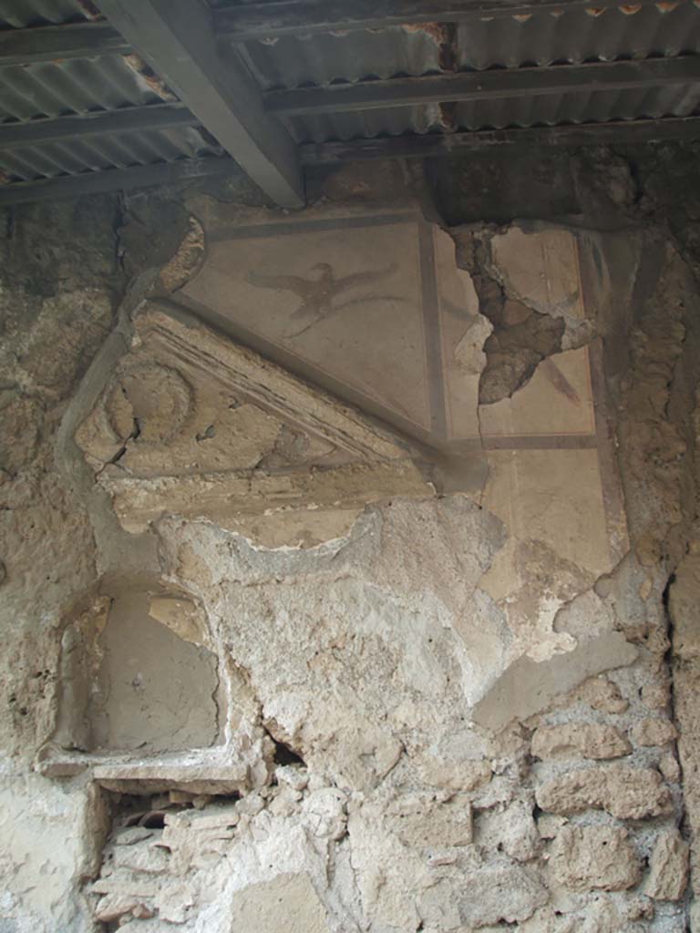 V.4.3 Pompeii. May 2005. Remains of aedicula lararium. At the sides of the niche were paintings of the gods.  
One small remaining portion can just be seen on the right-hand side.