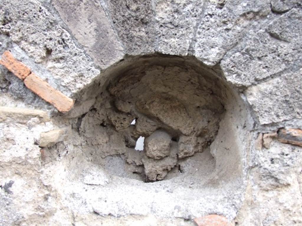 V.4.7 Pompeii. December 2007. Niche in east wall of corridor.