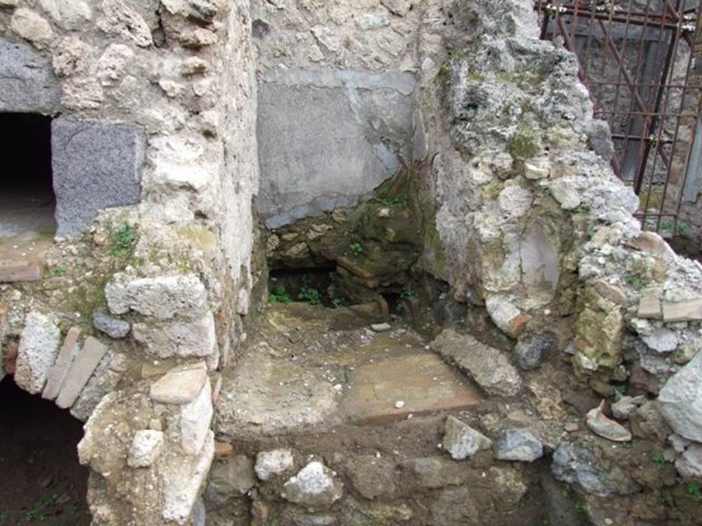 V.4.7 Pompeii.  December 2007.  Terracotta bench at side of oven.