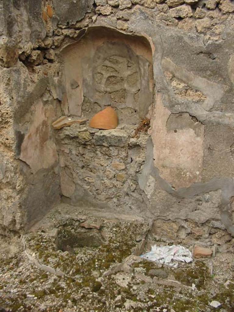 V.4.7 Pompeii. May 2003. Niche on west wall. Photo courtesy of Nicolas Monteix.