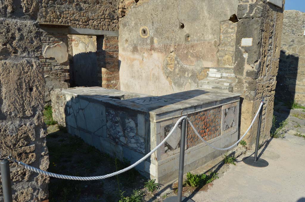 V.4.7 Pompeii, October 2017. Looking north-east from Via di Nola into bar-room.
Foto Taylor Lauritsen, ERC Grant 681269 DÉCOR.