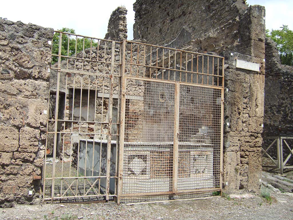 V.4.7 Pompeii. May 2006. Entrance.