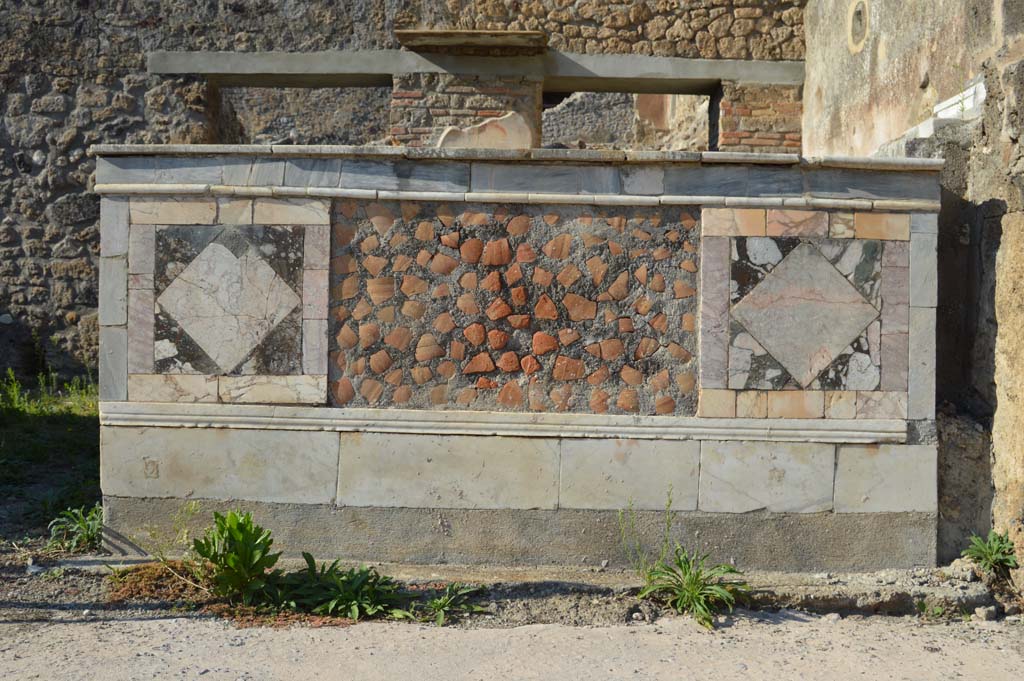 V.4.7 Pompeii. October 2017. Looking north to front façade of counter. 
Foto Taylor Lauritsen, ERC Grant 681269 DÉCOR.