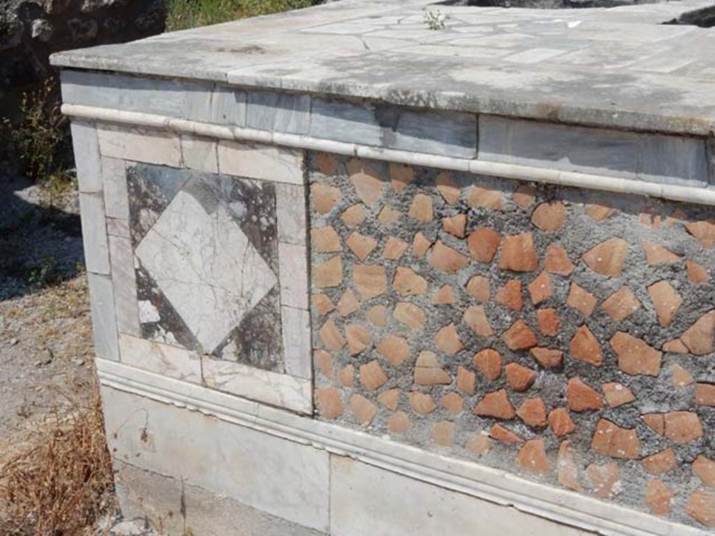 V.4.7 Pompeii. May 2017. West front of marble-faced counter, and centre. Photo courtesy of Buzz Ferebee.
