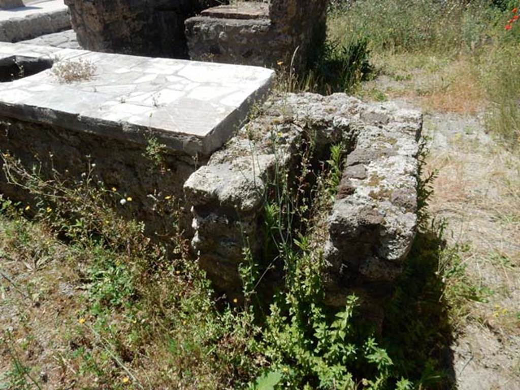 V.4.7 Pompeii. May 2017. Hearth at north end of west side counter. Photo courtesy of Buzz Ferebee.