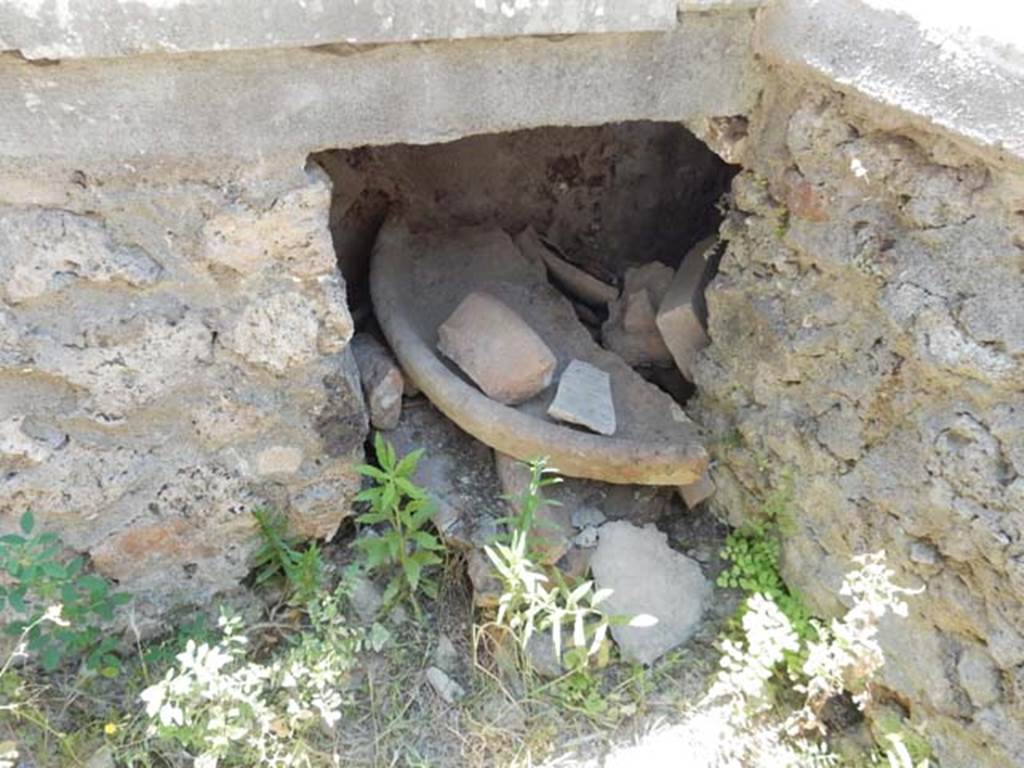 V.4.7 Pompeii. May 2017. Area under counter, looking south from behind counter.
Photo courtesy of Buzz Ferebee.
