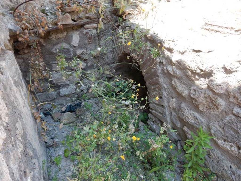 V.4.7 Pompeii. May 2017. Arched recess beneath stone bench or hearth. Photo courtesy of Buzz Ferebee.