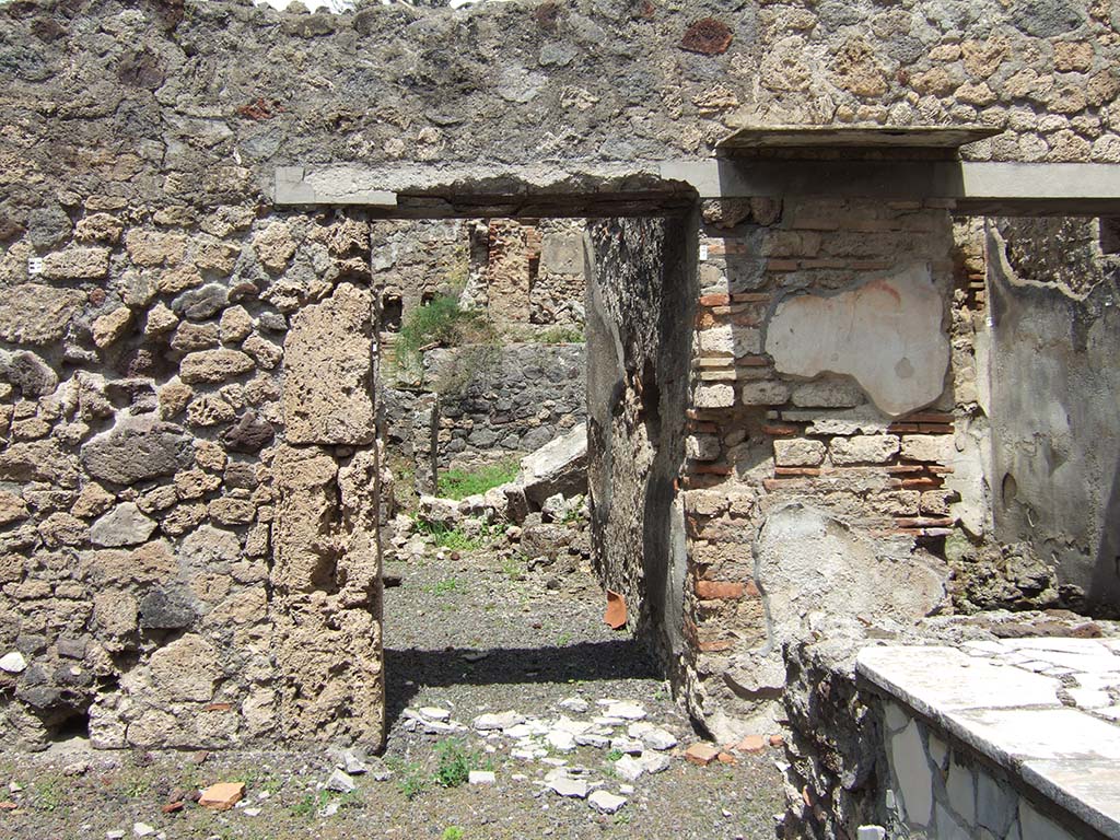 V.4.7 Pompeii. May 2006. Looking north to corridor to other rear rooms.