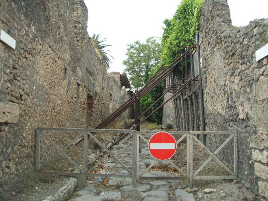 V.4.7/8 Pompeii, on left. May 2005. Vicolo dei Gladiatori, looking north. V.5, on right.